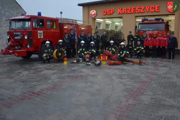 Pożar budynku gospodarczego w Krzeszycach – strażacy walczyli z ogniem