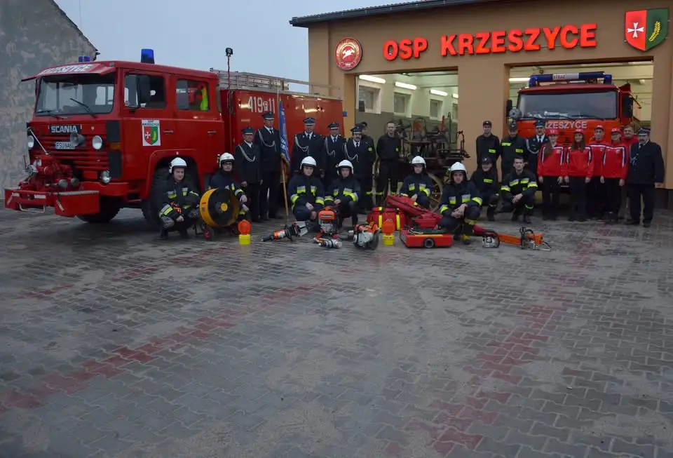Pożar budynku gospodarczego w Krzeszycach – strażacy walczyli z ogniem