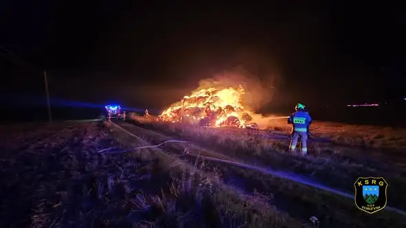 Pożar stogu słomy w Pniowie – nocna akcja strażaków