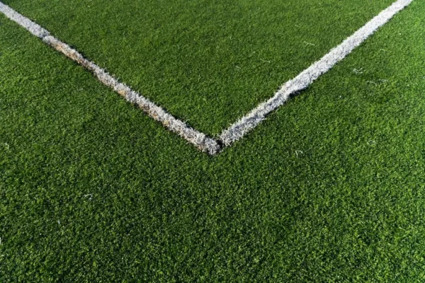 Rusza remont kompleksu sportowego „Orlik” w Torzymiu – nowa nawierzchnia i trybuny