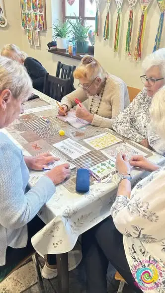 Seniorzy z Sulęcina rozwiązywali łamigłówki, by otworzyć tajemniczą kłódkę