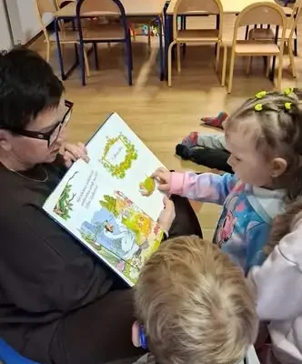 Trzemeszno: Przedszkolaki na dywanie z Kopciuszkiem i Brzydkim Kaczątkiem