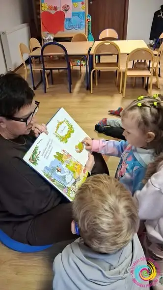 Trzemeszno: Przedszkolaki na dywanie z Kopciuszkiem i Brzydkim Kaczątkiem