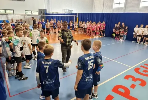 Siatkarskie trójki w Gubinie: młode zawodniczki i zawodnicy z Krzeszyc na turnieju