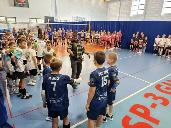 Siatkarskie trójki w Gubinie: młode zawodniczki i zawodnicy z Krzeszyc na turnieju