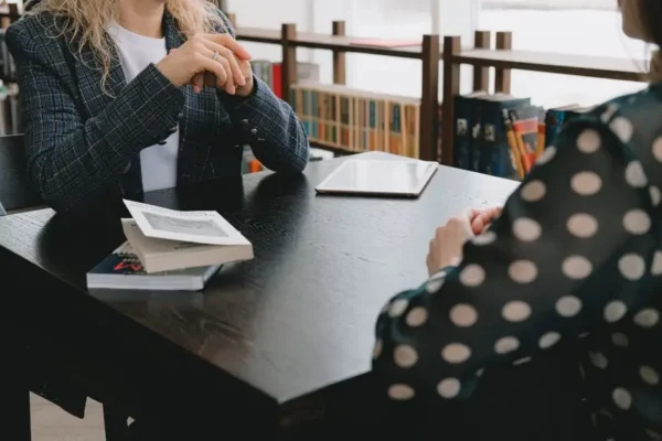 Dyskusyjny Klub Książki w bibliotece – omawiano powieść „Mrok jest po naszej stronie”