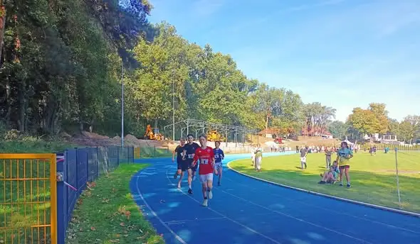 Sztafetowe biegi przełajowe: uczennice z Sulecina z awansem do finału wojewódzkiego