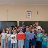 Szkoła w Sulecinie świeci na niebiesko – solidarność z ofiarami przemocy rówieśniczej
