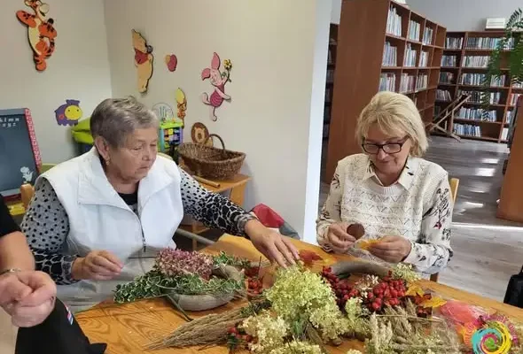 Seniorzy z Żubrowa tworzyli jesienne wieńce w bibliotece