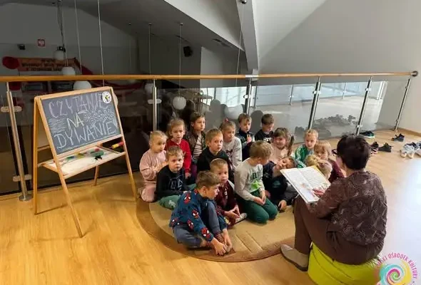 Czytanie na dywanie w Trzemesznie: przedszkolaki poznały Królową Śniegu