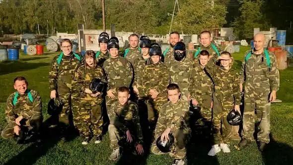 Paintballowa integracja klasy VII a – uczniowie, rodzice i wychowawca w akcji