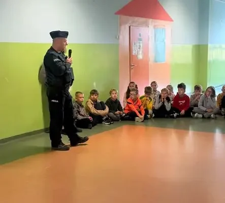 Bezpieczeństwo w szkole tematem apelu z udziałem dzielnicowego
