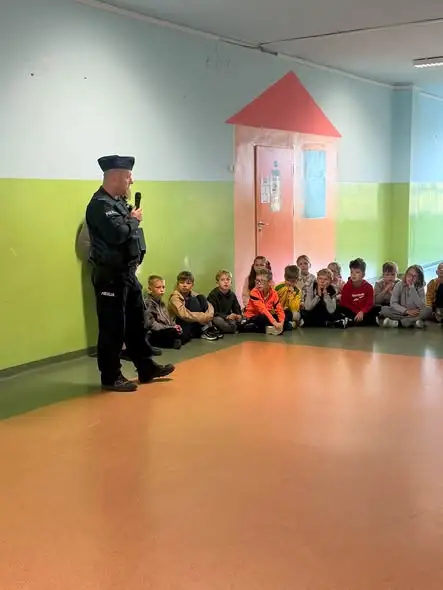 Bezpieczeństwo w szkole tematem apelu z udziałem dzielnicowego