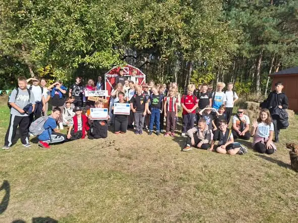 Uczniowie z wizytą w Farmie Pestka i Dynia – warsztaty w ramach projektu „Razem offline”