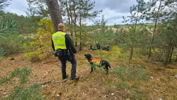 Ratownicy z OSP Torzym ćwiczą poszukiwania w lasach – w akcji wziął udział wyjątkowy gość
