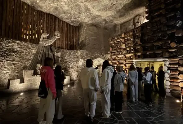 Trzydniowa wycieczka uczniów: Wieliczka, Energylandia i Kraków w ramach projektu „Razem Offline”