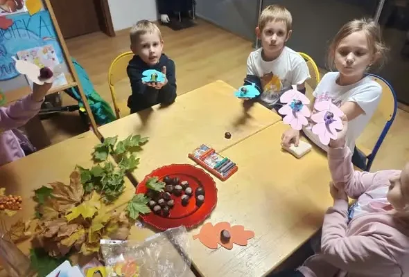 Jesienna Akademia Malucha w Trzemesznie – dzieci tworzyły ślimaki z plasteliny