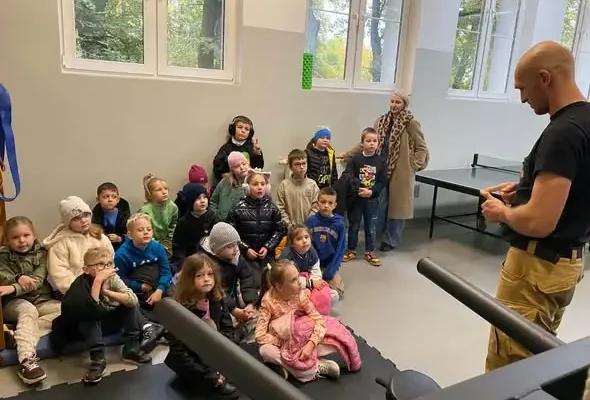 Uczniowie z Sulęcina odwiedzili strażaków – nauka bezpieczeństwa i sprzęt ratowniczy