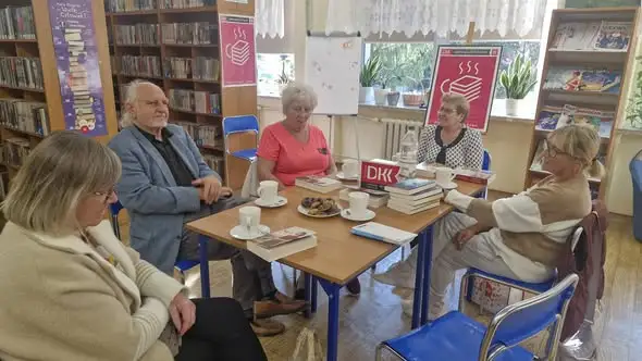 Dyskusyjny Klub Książki w Lubniewicach poleca „Gołoborze” Macieja Siembiedy
