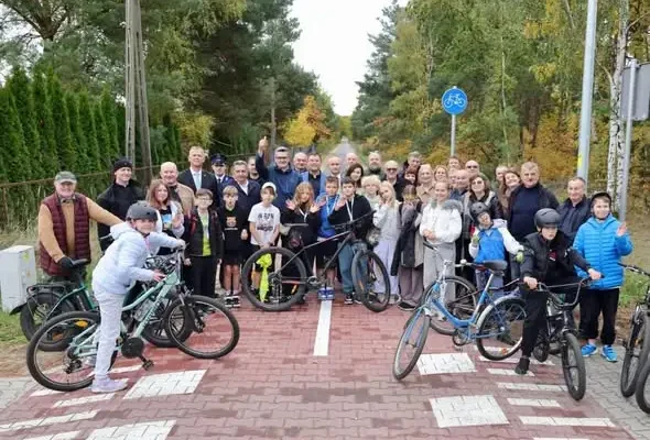 Nowa ścieżka rowerowa połączyła Krzeszyce z Grabami – uczniowie świętowali otwarcie