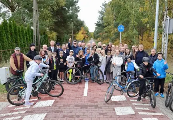 Nowa ścieżka rowerowa połączyła Krzeszyce z Grabami – uczniowie świętowali otwarcie
